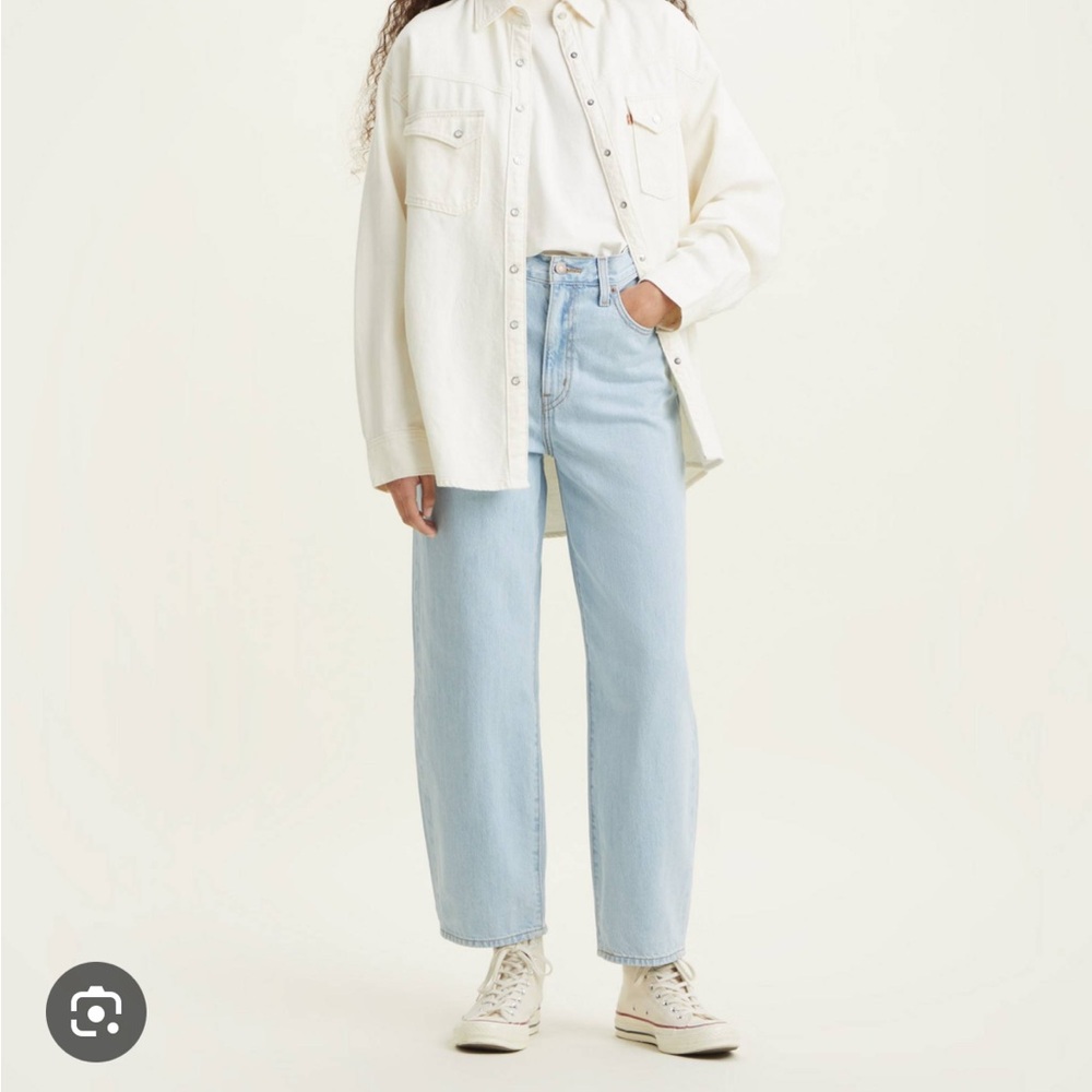 Levi's Women's Balloon Jeans Barrel Leg Size 25 Light Blue Straight Leg Jeans